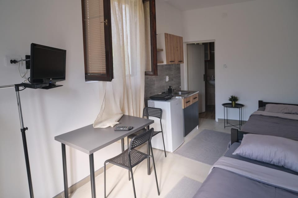 Bed, TV and multimedia, Photo of the whole room