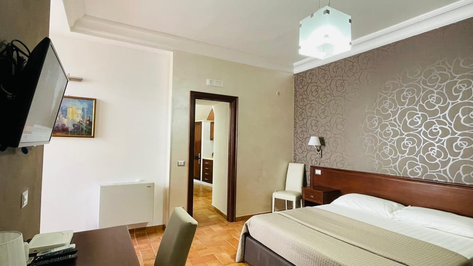 Bed, TV and multimedia, Photo of the whole room, Bedroom