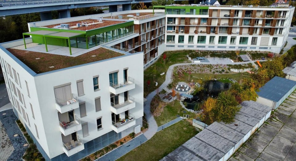 Property building, Off site, Day, Neighbourhood, Garden, Garden view