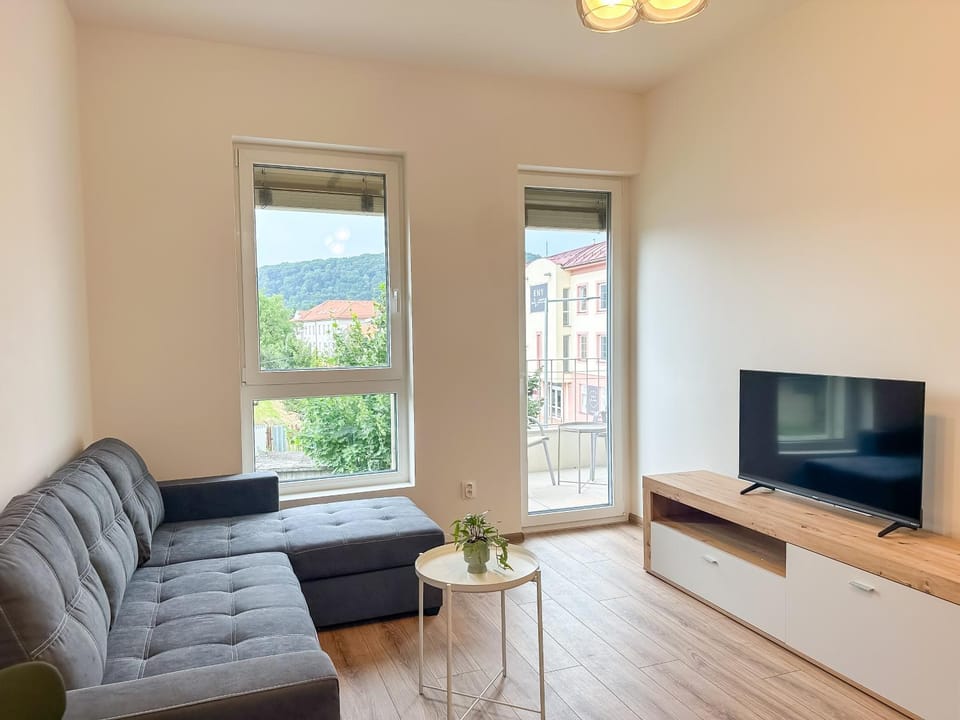 Communal lounge/ TV room, Natural landscape, TV and multimedia, Living room, Seating area