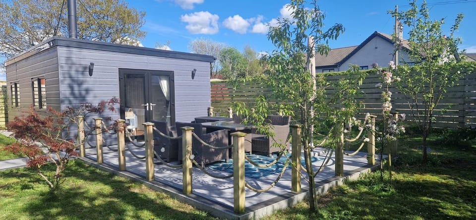 Property building, Patio, Spring, Day, Garden, Garden view