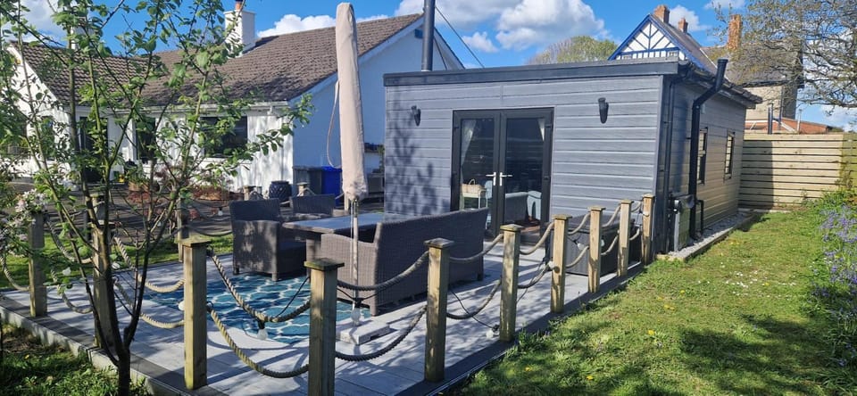 Property building, Patio, Spring, Day, Garden, Garden view