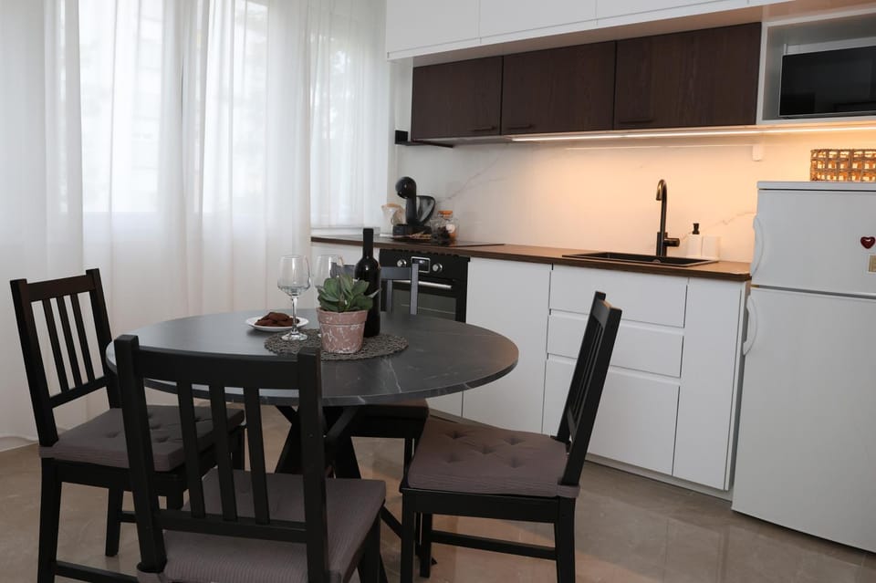Kitchen or kitchenette, Dining area