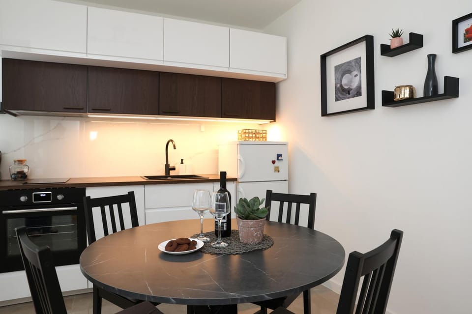 Kitchen or kitchenette, Dining area