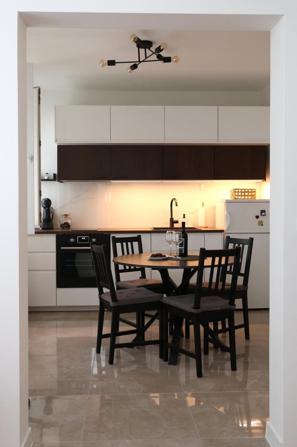 Kitchen or kitchenette, Dining area