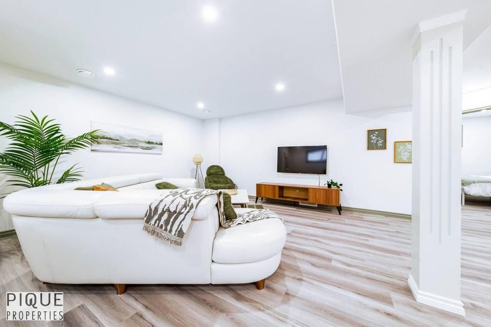Spacious Bright Suite - Sleeps 4 - King Bed - NFLX Apartment in Edmonton