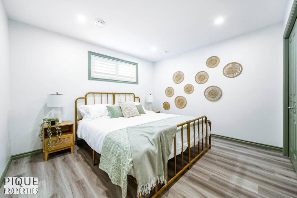 Spacious Bright Suite - Sleeps 4 - King Bed - NFLX Apartment in Edmonton