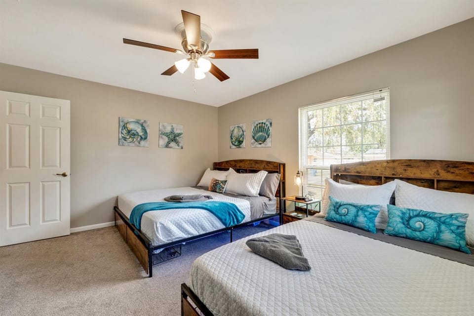 Exquisite Retreat with Heated Pool for 14 Guests, Pool Table Paradise! House in Brandon