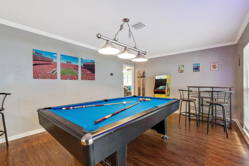Exquisite Retreat with Heated Pool for 14 Guests, Pool Table Paradise! House in Brandon