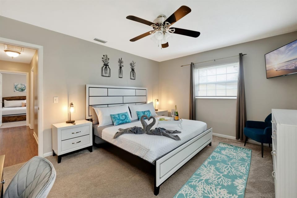 Exquisite Retreat with Heated Pool for 14 Guests, Pool Table Paradise! House in Brandon