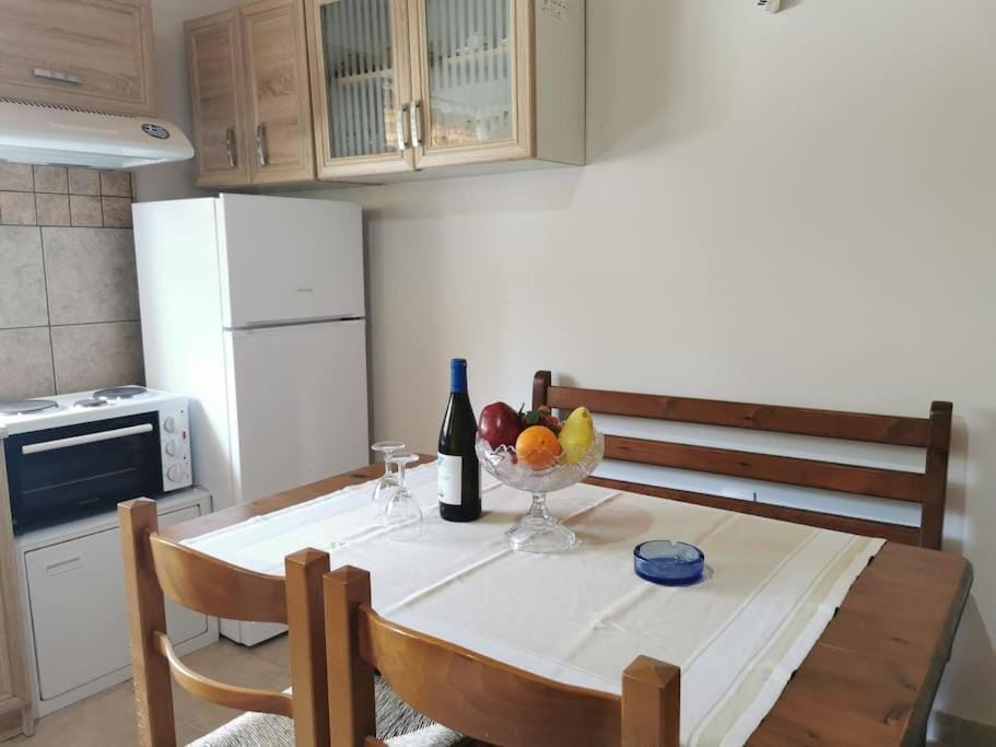 Kitchen or kitchenette, Dining area, oven