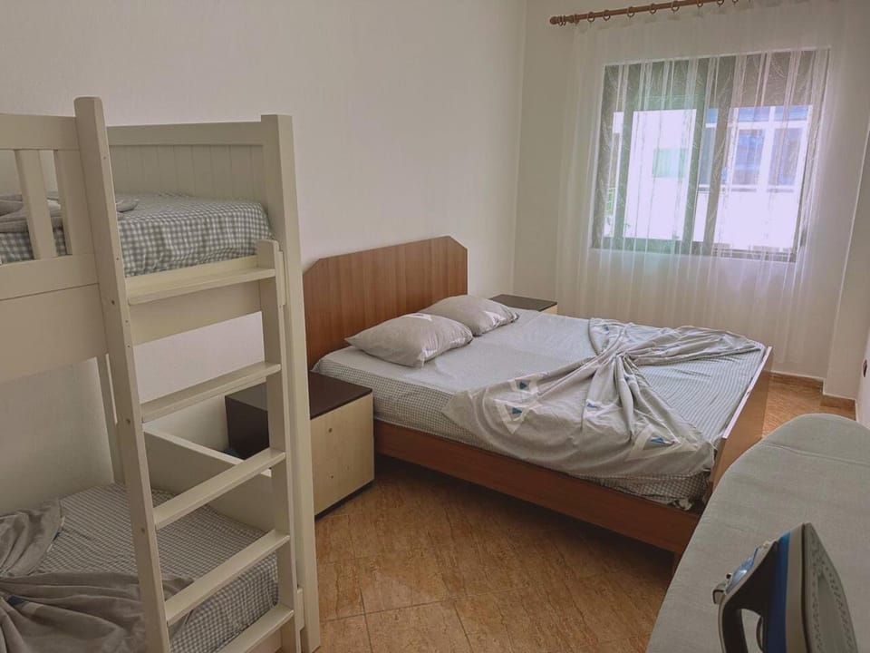 Bedroom, bunk bed
