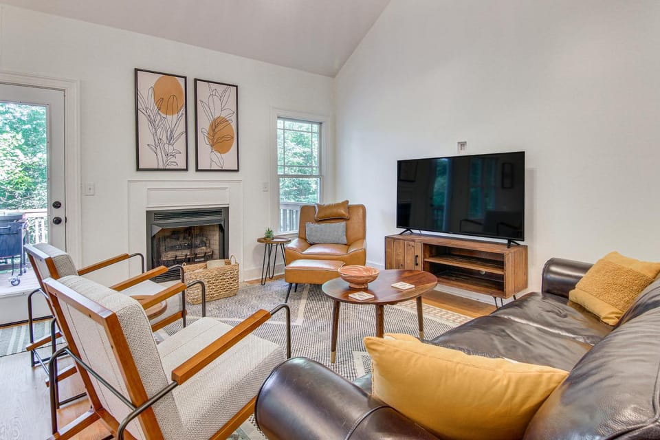 Black Mountain Hideaway with Hot Tub and Pool Table! House in Black Mountain