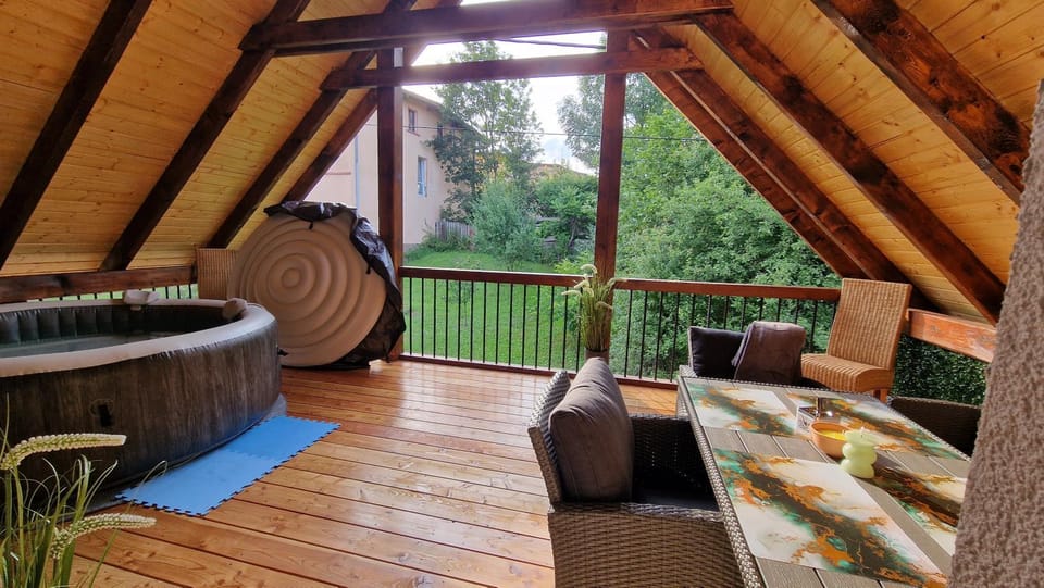 Natural landscape, Hot Tub, Balcony/Terrace, Seating area, Garden view