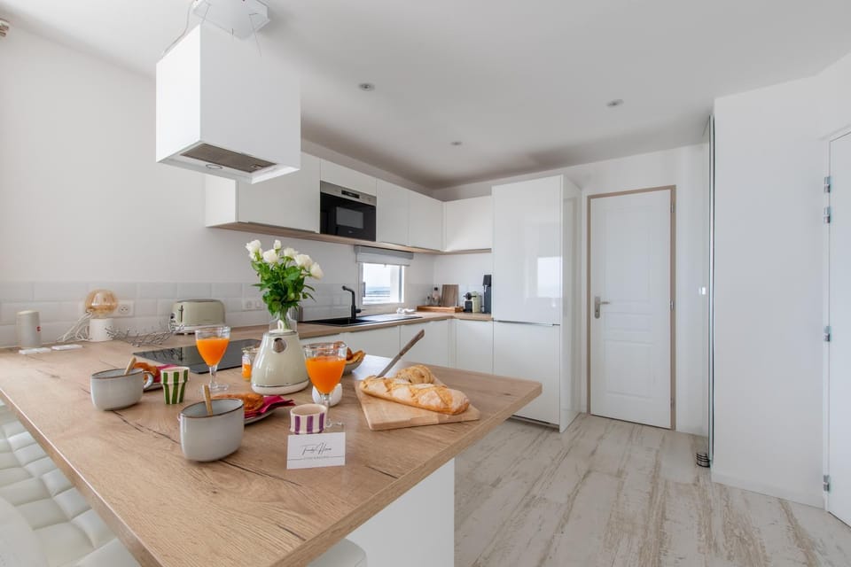 Living room, Seating area, Dining area, oven, stove