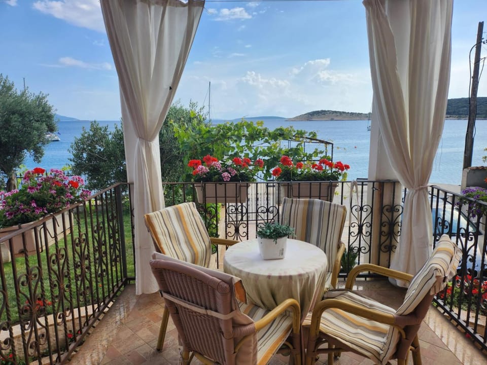 View (from property/room), Balcony/Terrace, Seating area, Sea view
