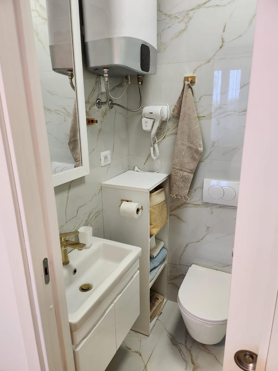 Shower, Toilet, Bathroom, towels