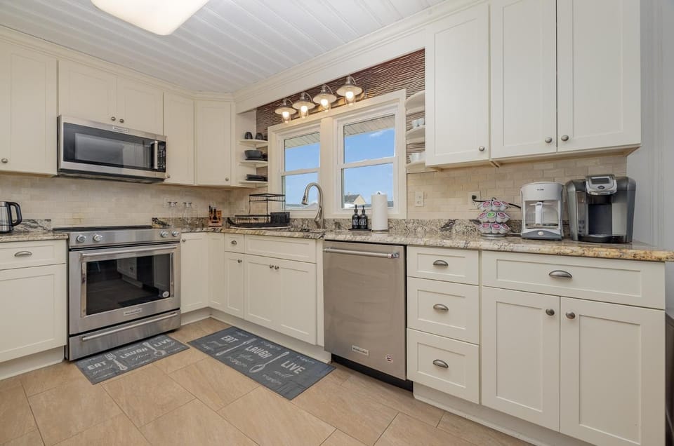 Coffee/tea facilities, Kitchen or kitchenette, dishwasher, oven, pet friendly, stove, toaster