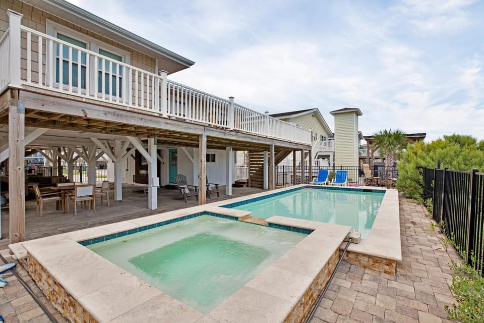 Property building, Patio, Day, Pool view, Swimming pool, sunbed