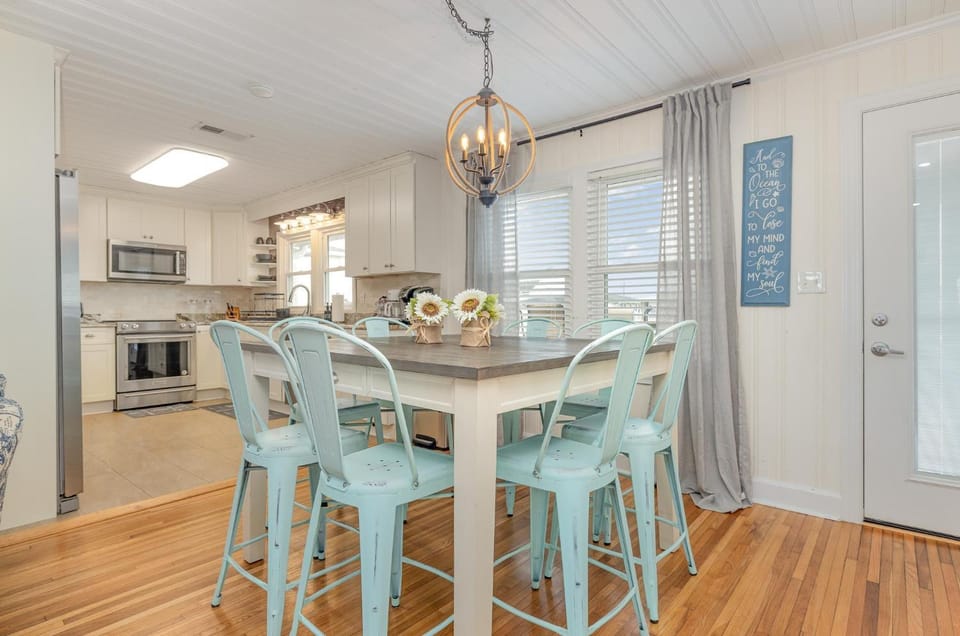 Kitchen or kitchenette, Dining area, dishwasher, oven, pet friendly, stove