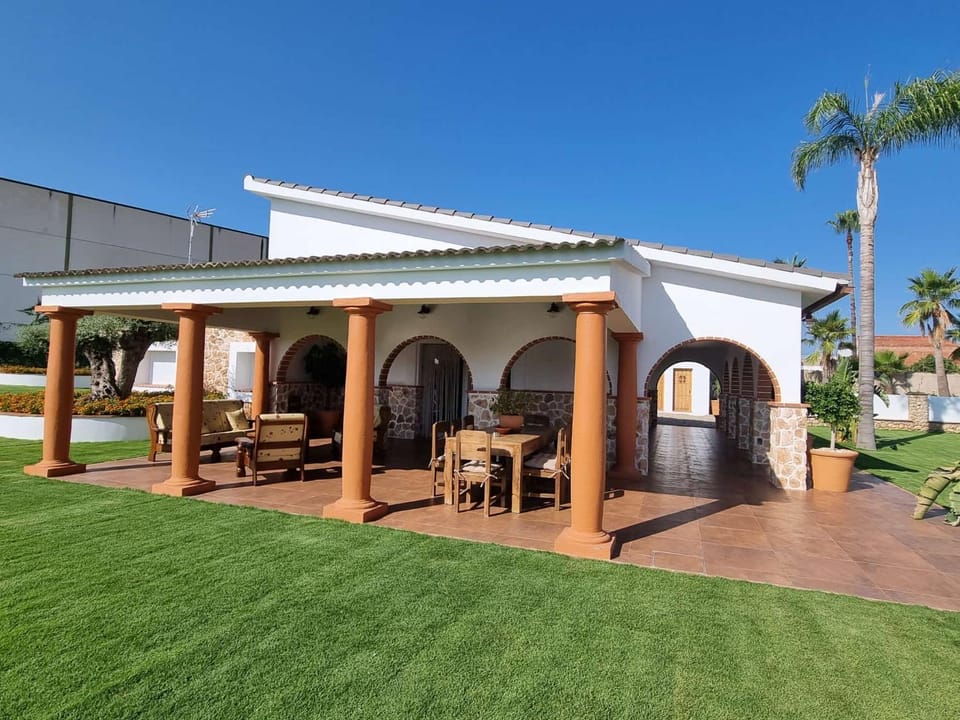 Property building, Patio, Day, Garden, Garden view