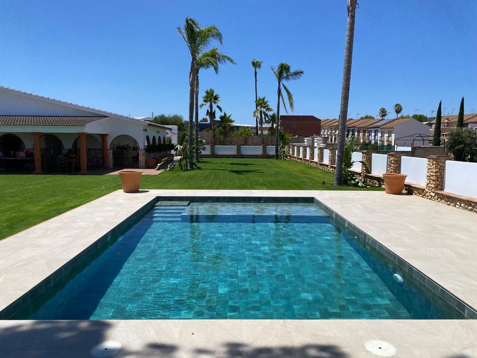 Property building, Day, Garden, Garden view, Pool view, Swimming pool