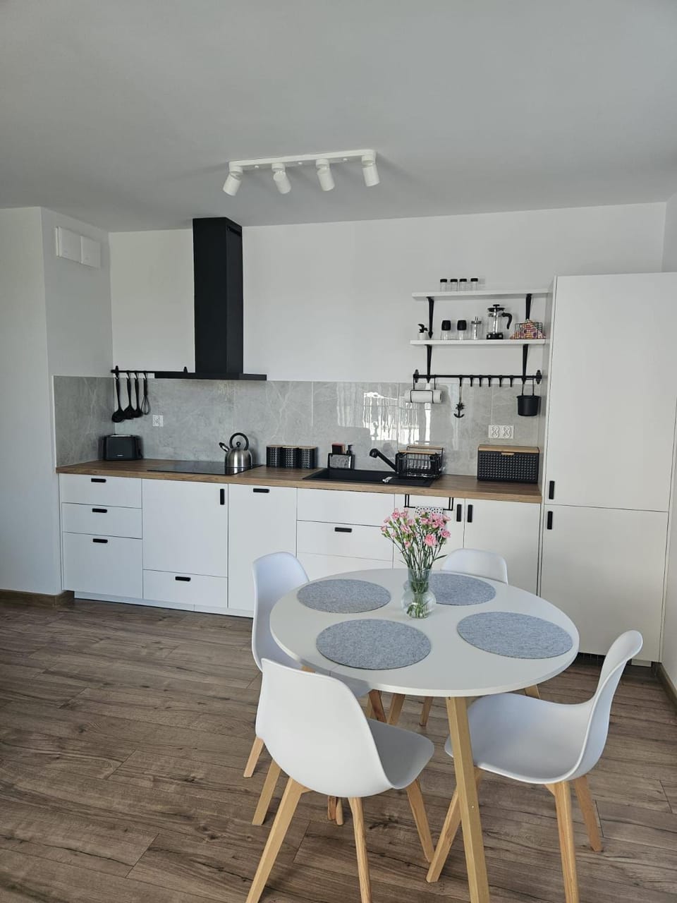 Kitchen or kitchenette, Dining area