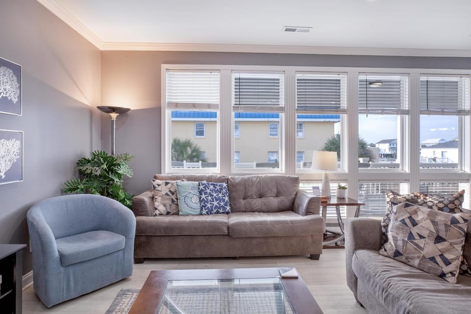 Aqua Vista House in Garden City