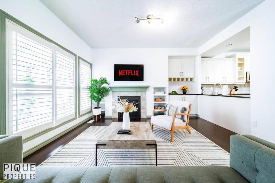 Bright Luxury Home-Hot Tub-Sunroom-King Bed-AC Apartment in Edmonton