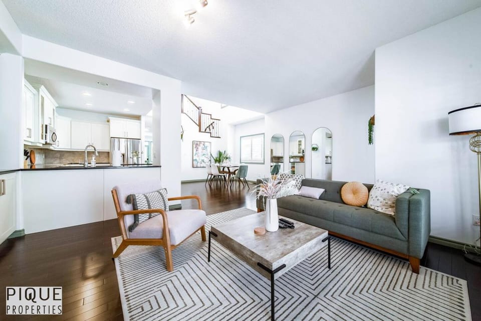 Bright Luxury Home-Hot Tub-Sunroom-King Bed-AC Apartment in Edmonton