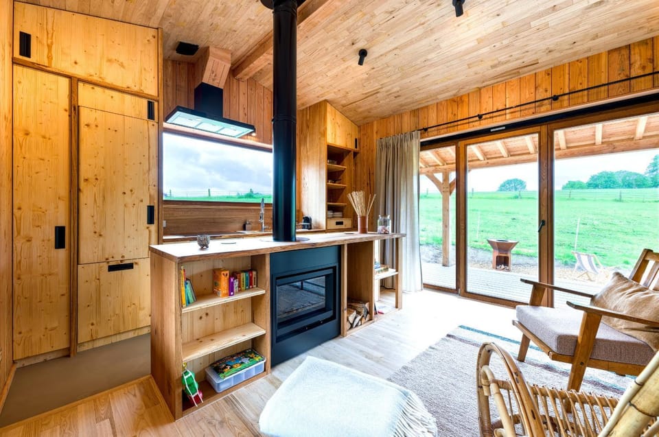 Living room, Seating area, Communal kitchen, fireplace, kitchen