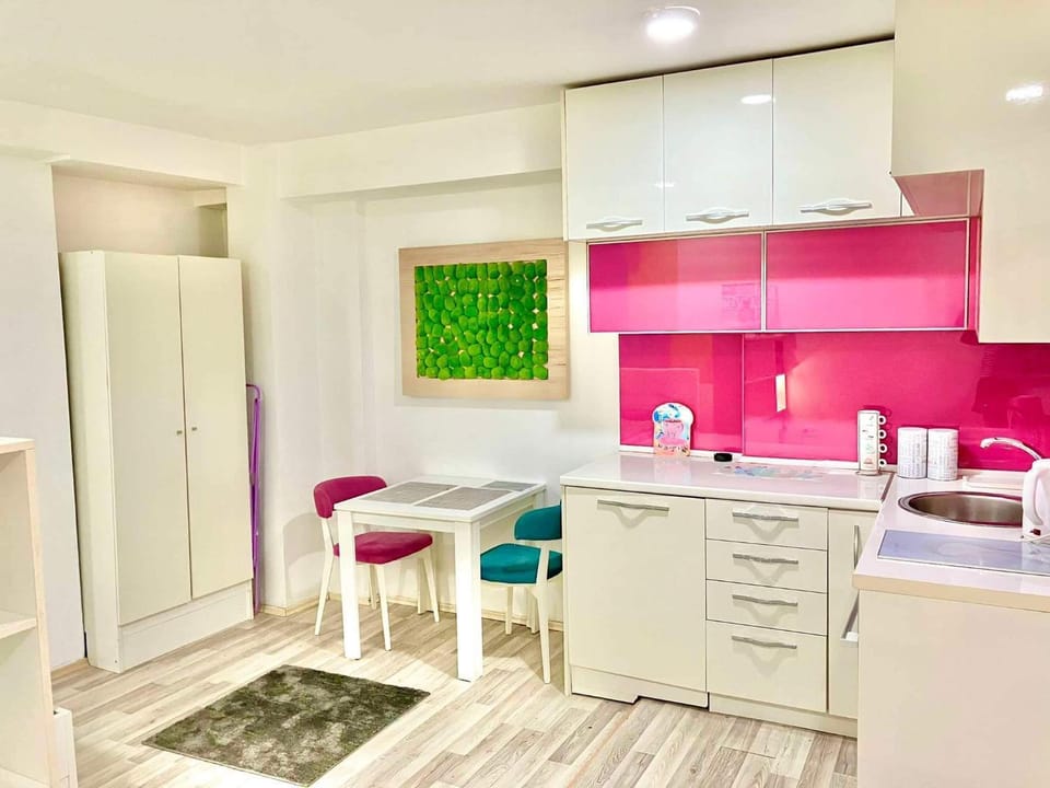 Kitchen or kitchenette, Dining area