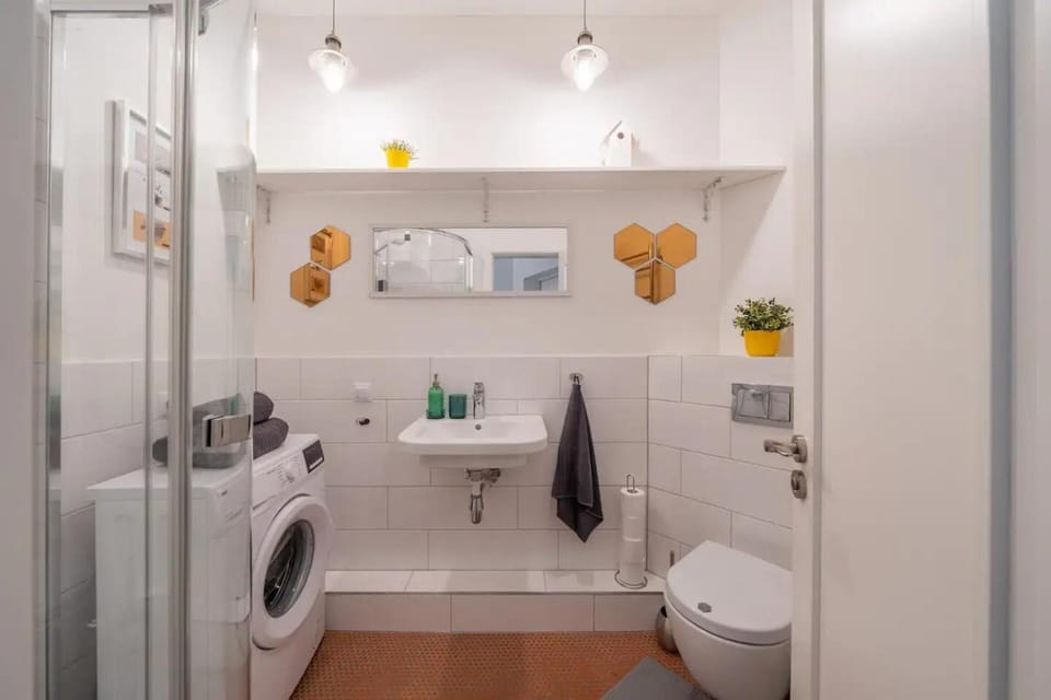 Shower, Toilet, Bathroom, towels, washing machine