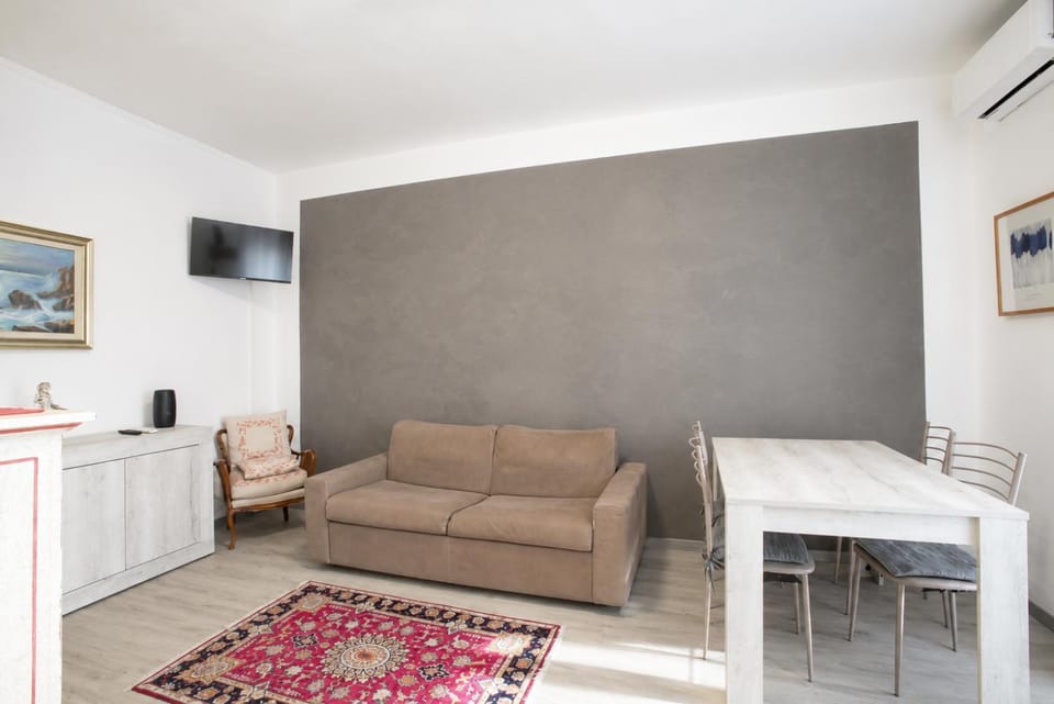 TV and multimedia, Living room, Seating area, air conditioner