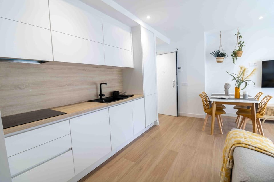 TV and multimedia, Kitchen or kitchenette, Living room, Dining area, stove