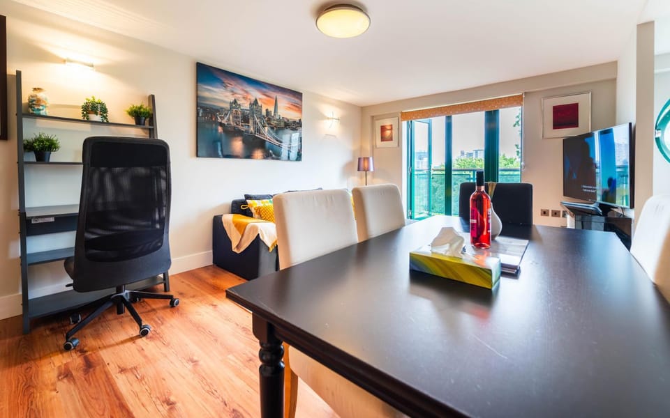 Luxury Docklands 2Bed apt- Close to Excel- Canary Wharf- City Airport - 02 Arena- Free Parking- PS 4 Apartment in London