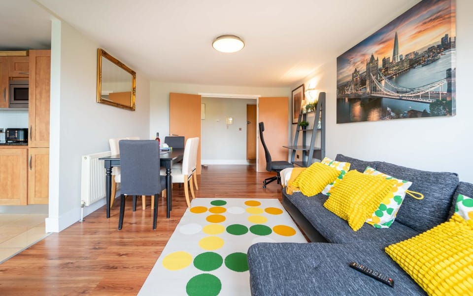 Luxury Docklands 2Bed apt- Close to Excel- Canary Wharf- City Airport - 02 Arena- Free Parking- PS 4 Apartment in London