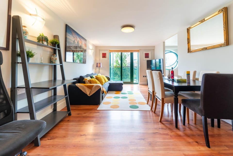 Luxury Docklands 2Bed apt- Close to Excel- Canary Wharf- City Airport - 02 Arena- Free Parking- PS 4 Apartment in London