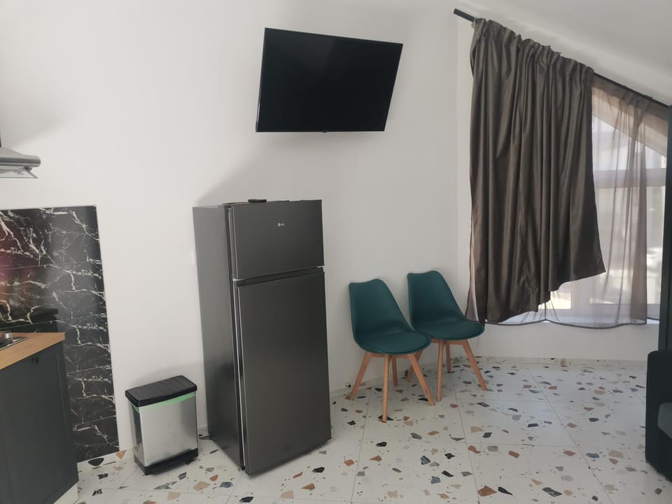 Communal lounge/ TV room, Kitchen or kitchenette, Living room, wardrobe
