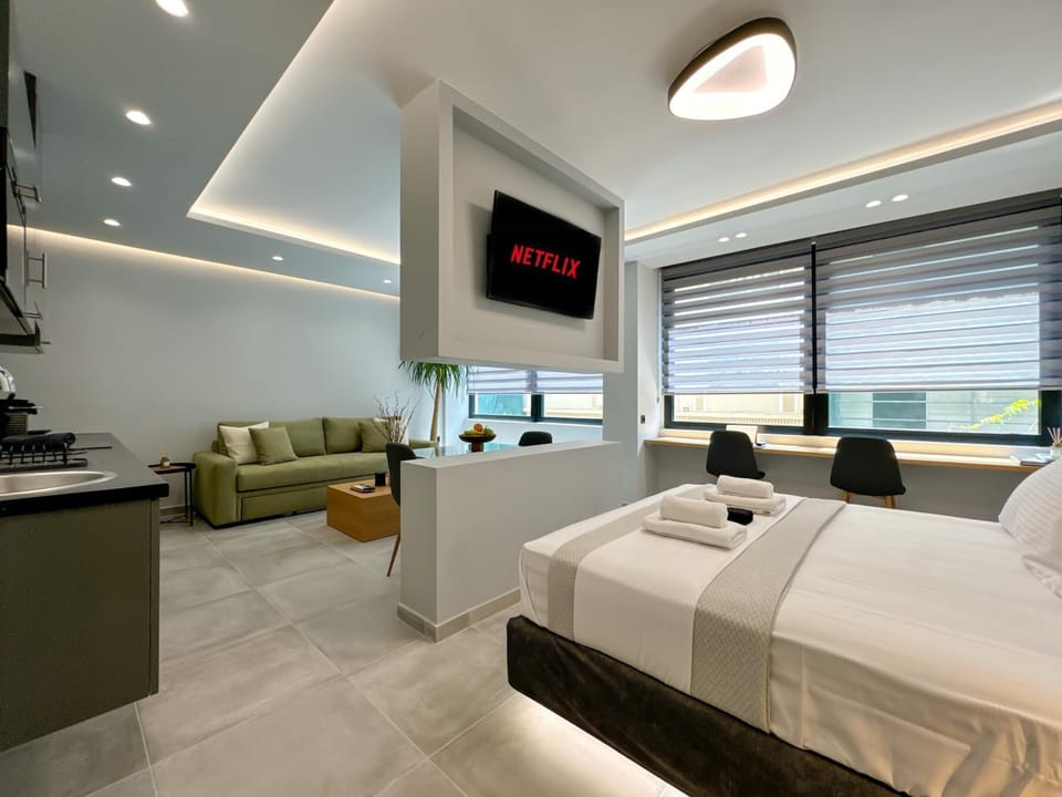 Bed, TV and multimedia, Living room, Photo of the whole room, Seating area, Bedroom
