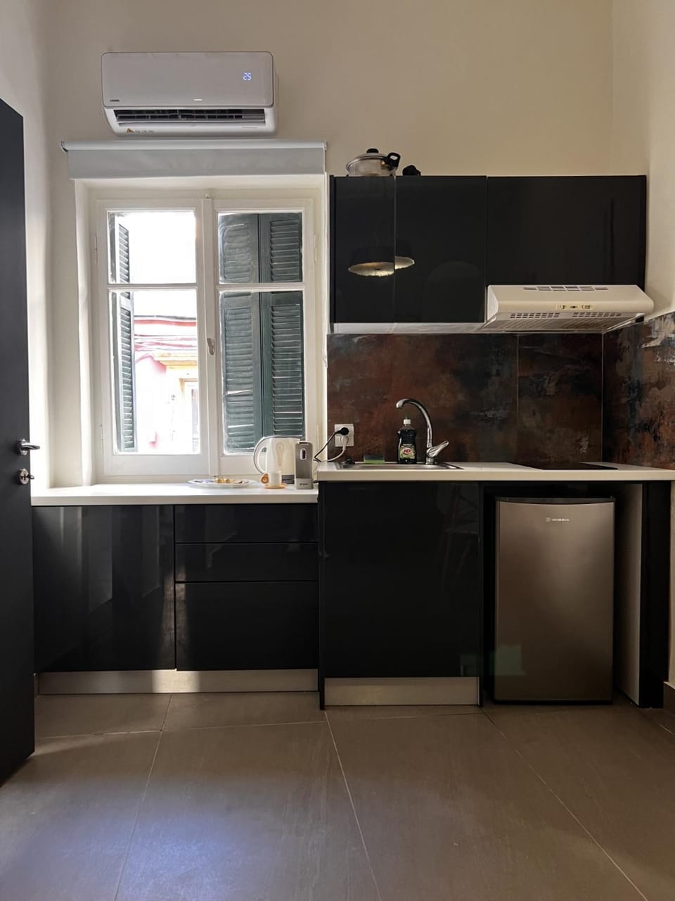 Kitchen or kitchenette, air conditioner