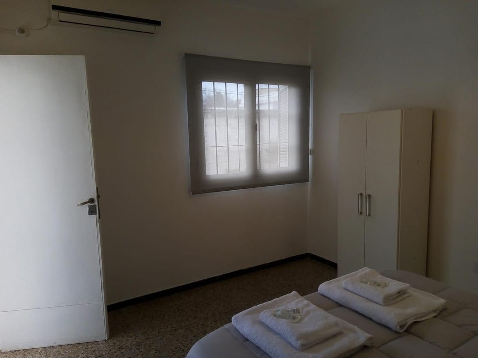 Photo of the whole room, towels, wardrobe