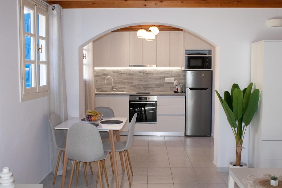Kitchen or kitchenette, Dining area, oven