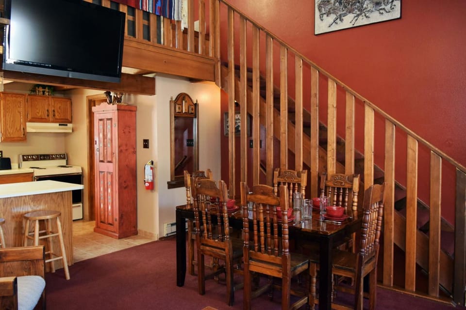 TV and multimedia, Kitchen or kitchenette, Living room, Dining area, Bedroom, furniture