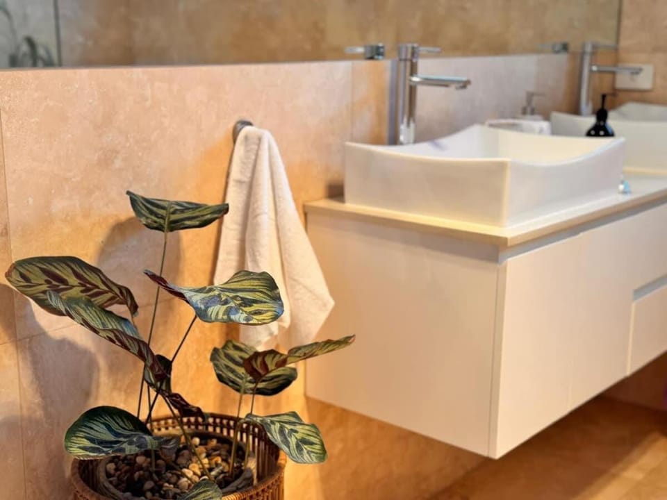 Bathroom, towels