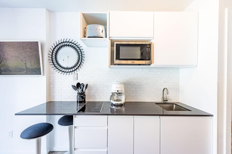 Coffee/tea facilities, Kitchen or kitchenette, microwave, stove, toaster