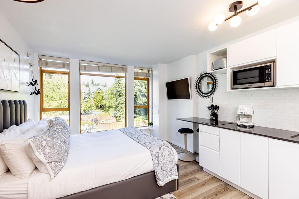 Bed, TV and multimedia, Kitchen or kitchenette, Dining area, Bedroom, minibar