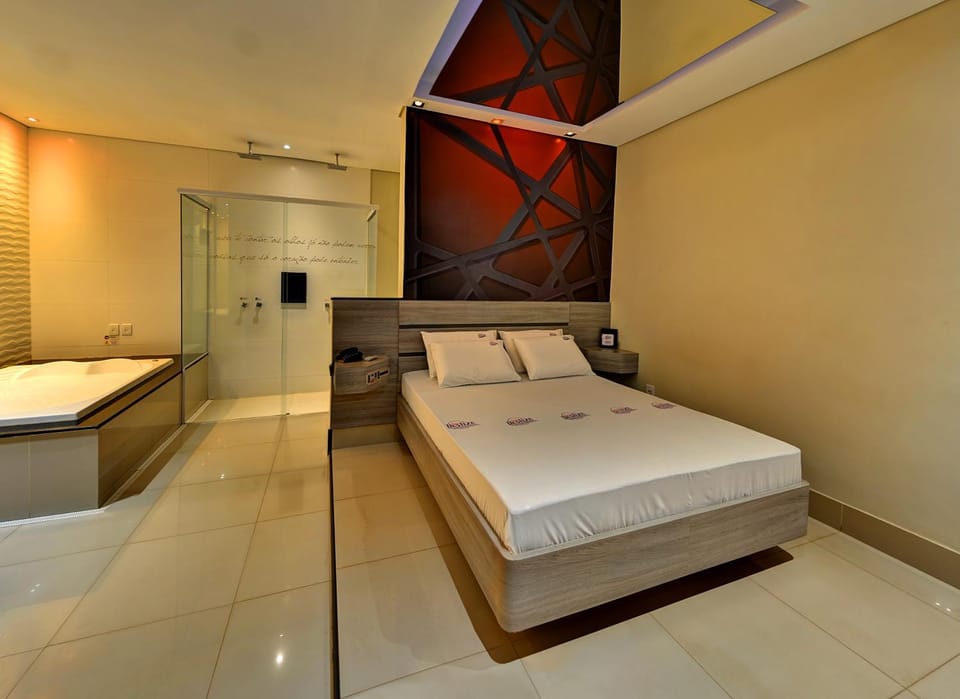 Shower, Bed, Hot Tub, Bathroom, Photo of the whole room, Bedroom, towels