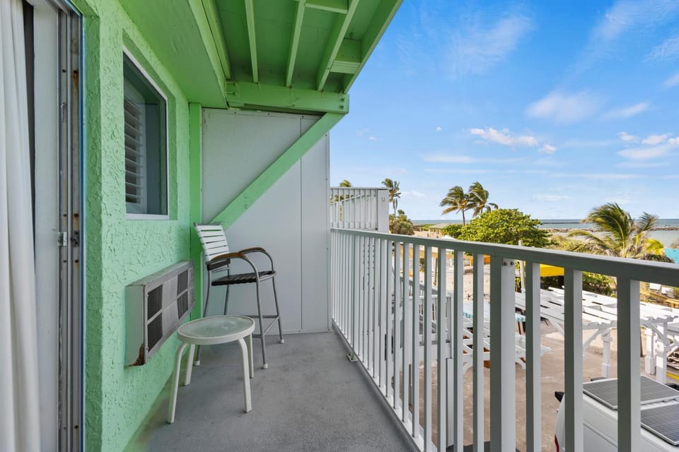 Ocean View Hotel Room with Balcony- King Bed #17 Hotel in Fort Pierce