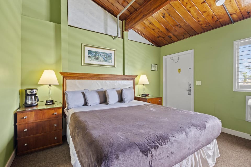 Oceanfront Inn, Standard, King Bed, Inlet View #15 Hotel in Fort Pierce